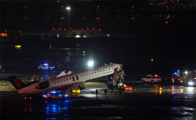 2 people killed in collision between jet and vehicle at New York's LaGuardia Airport, source says